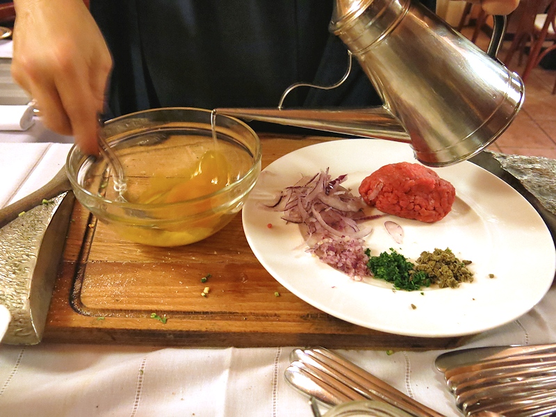 Preparazione tartare di Chianina, Brilli Bistrot, Chef Ota e Migliosi, Assisi, Perugia