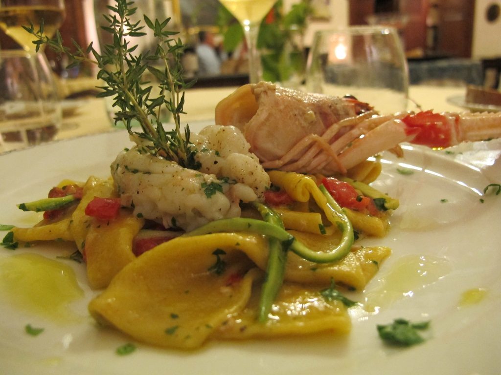 Lasagnetta aperta con zucchine e scampi.