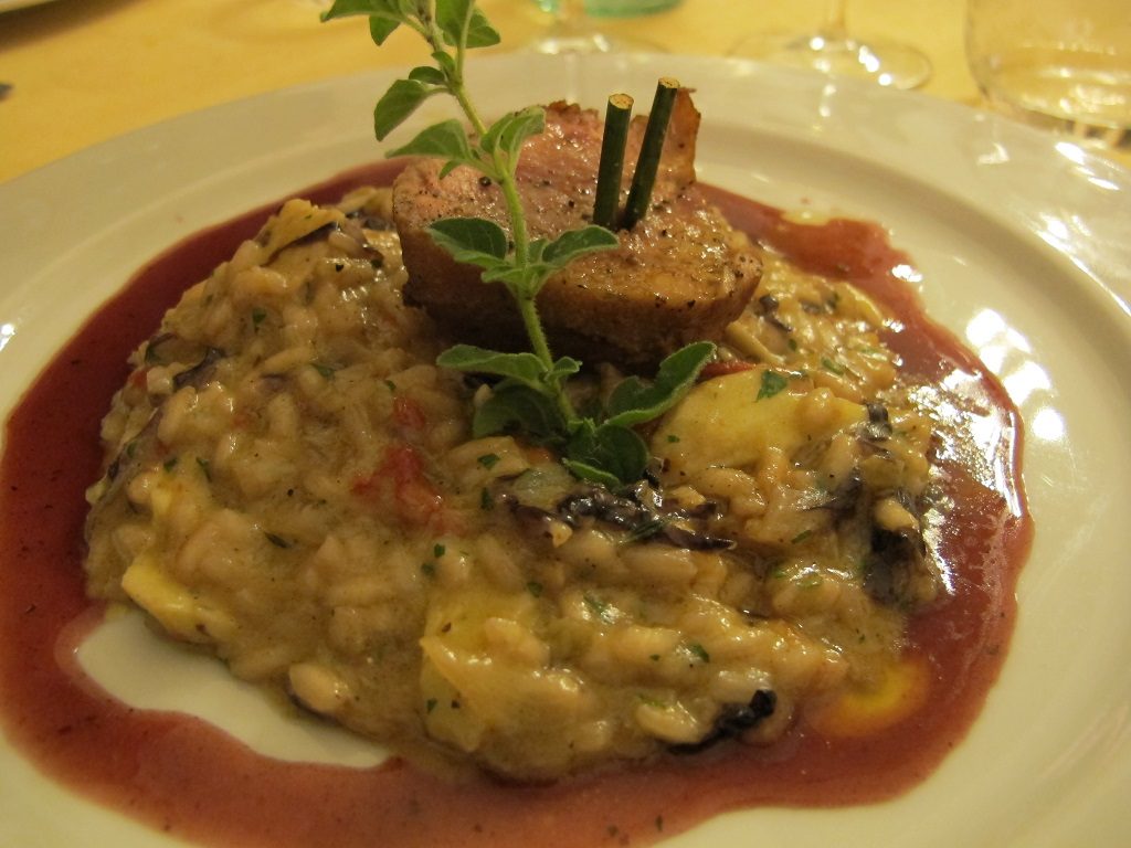 Risotto con porcini, radicchio, filetto di maiale e riduzione di Rosso Montefalco Riserva.