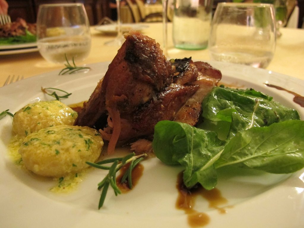 Agnello cotto nel forno a legna con gnocchi farciti di ricotta.