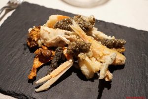 Piccolo fritto di pesce con pelle di rombo e tobinambur, Cucina Bacilieri, Ferrara