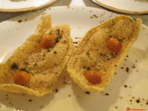 Cialda di polenta, salsa di pomodoro essiccato, polvere di alghe, Porticciolo 84, Lecco
