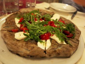 Impasto di grano arso, pomodorini, rucola e fiordilatte, Dal Penga, Pizza, Lecce, Puglia
