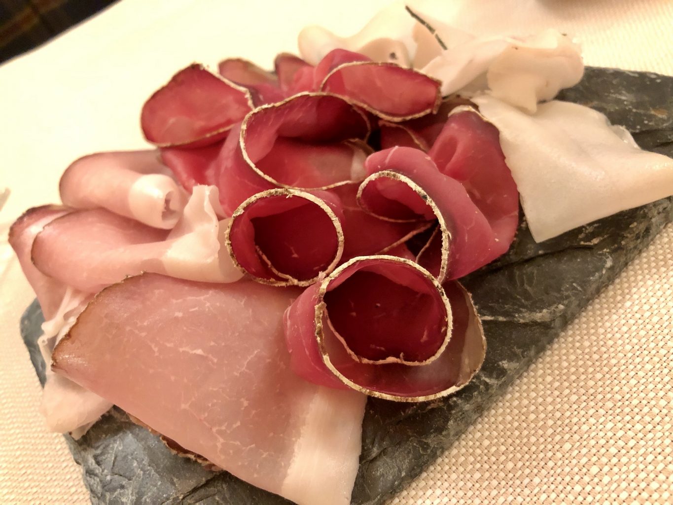 Assaggio di salumi della Valchiavenna de Il Cantinone.
