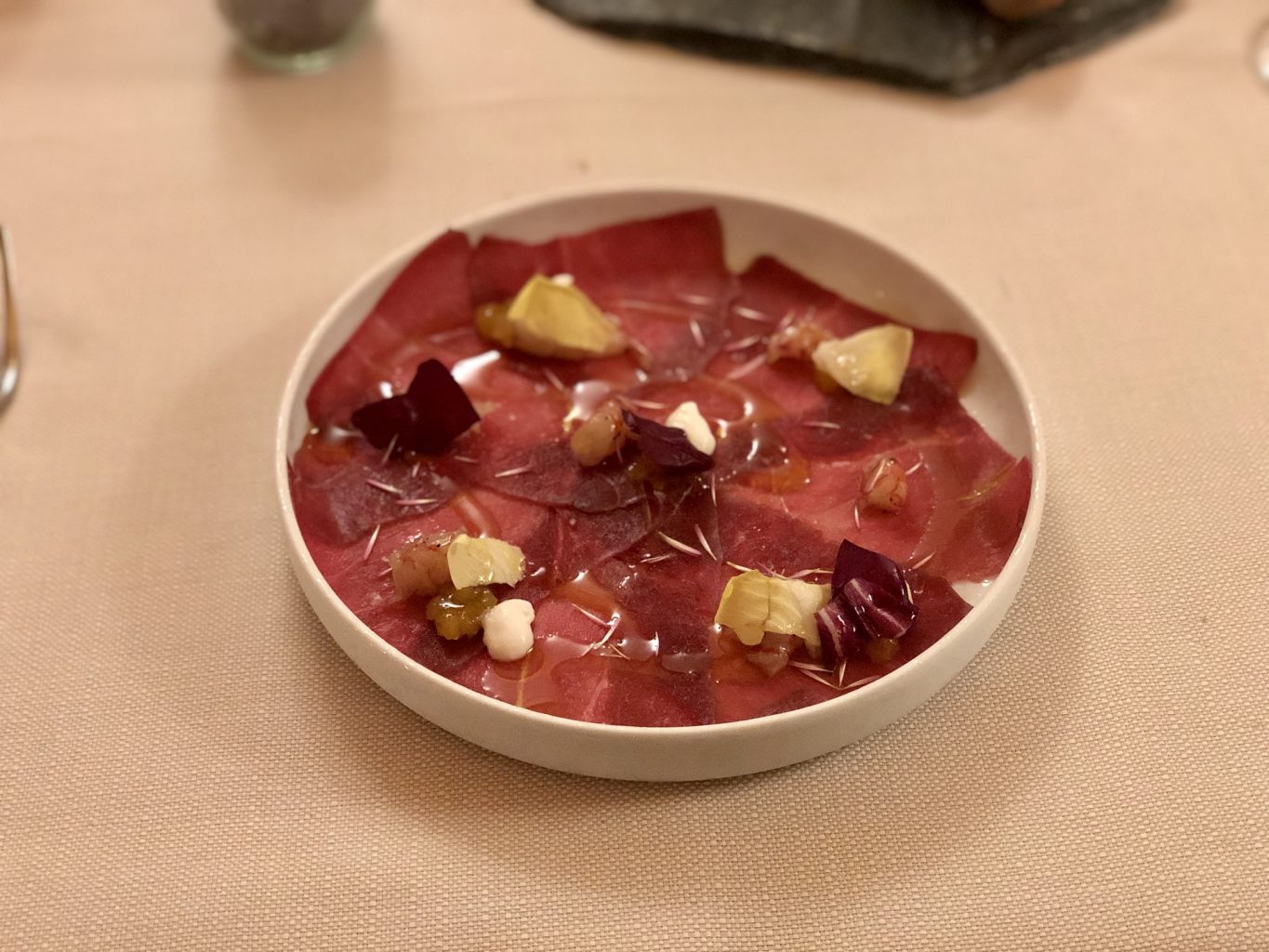 Carpaccio di cervo di Madesimo, gamberi rossi di Sicilia, crema di zenzero e cocco, gel di passion fruit.