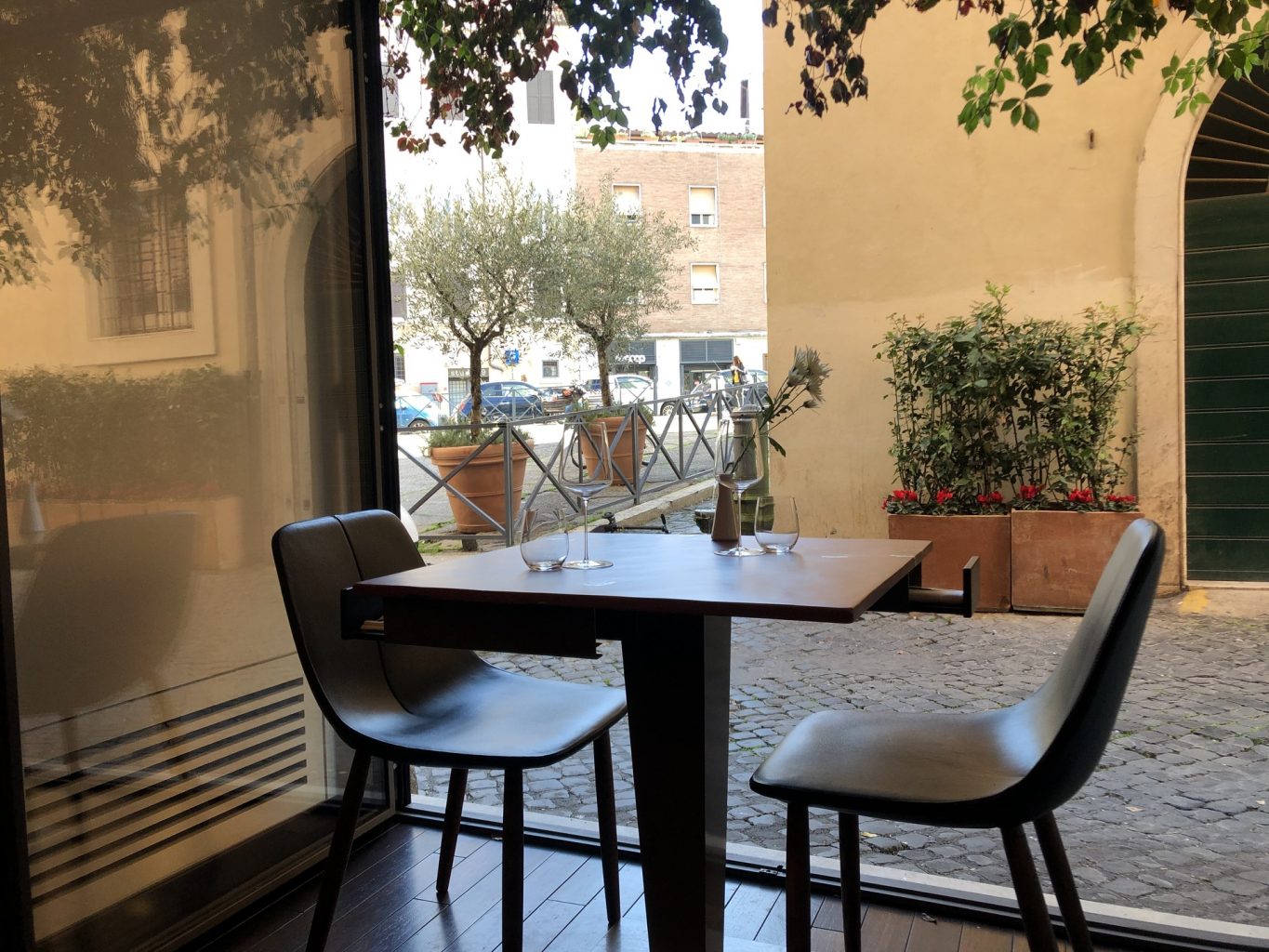 Mise en place con sfondo del ristorante di Giulio terrinoni