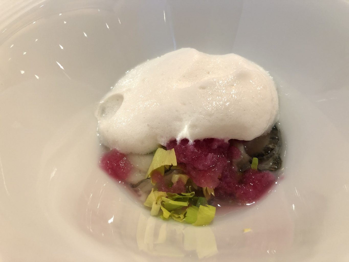 Ostriche, spuma di latte di mandorla, gelo di cipolla di Tropea, crostini al gorgonzola.