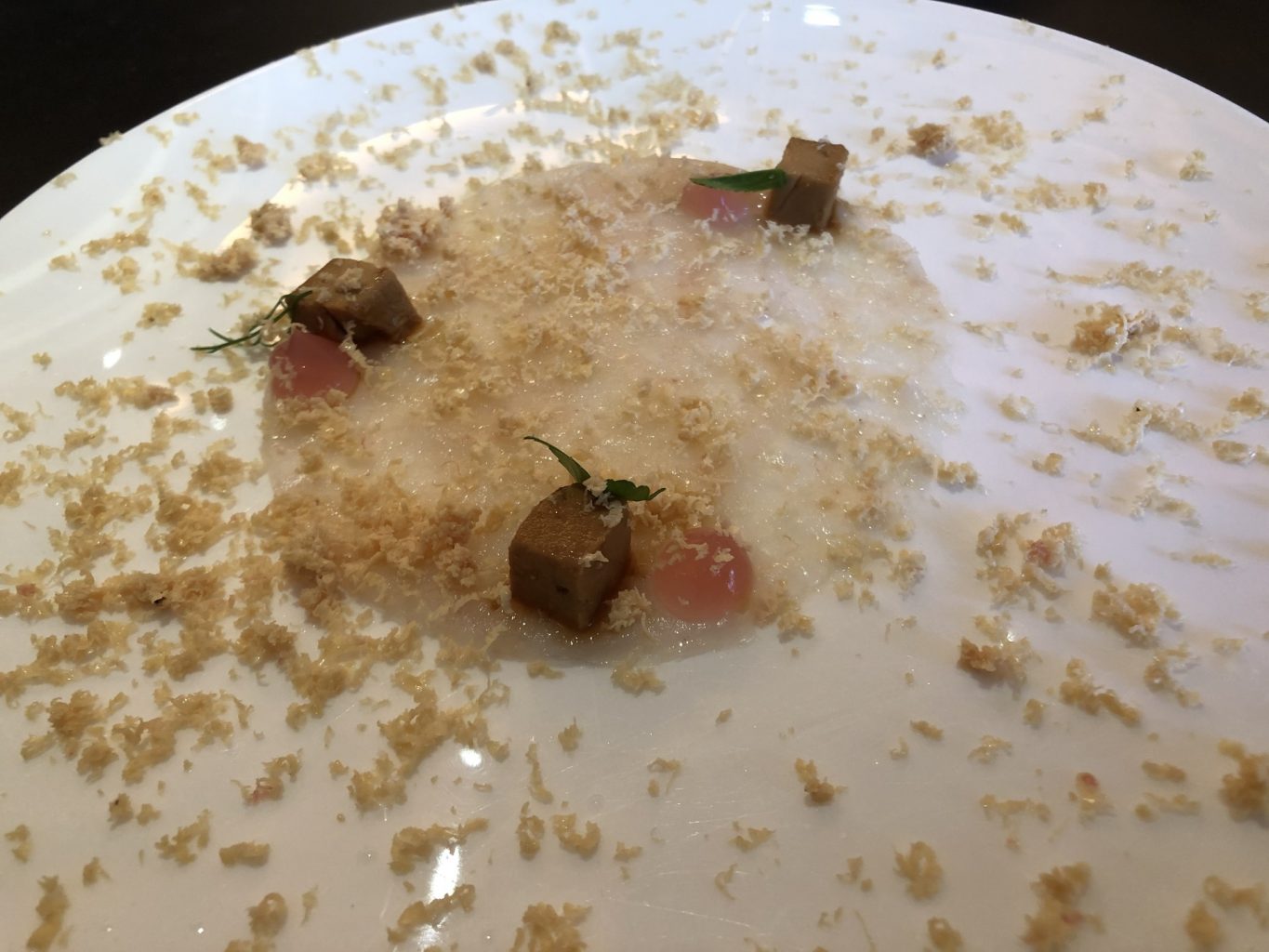 Carpaccio di scampi, foie gras marinato, gel di cipolla rossa.