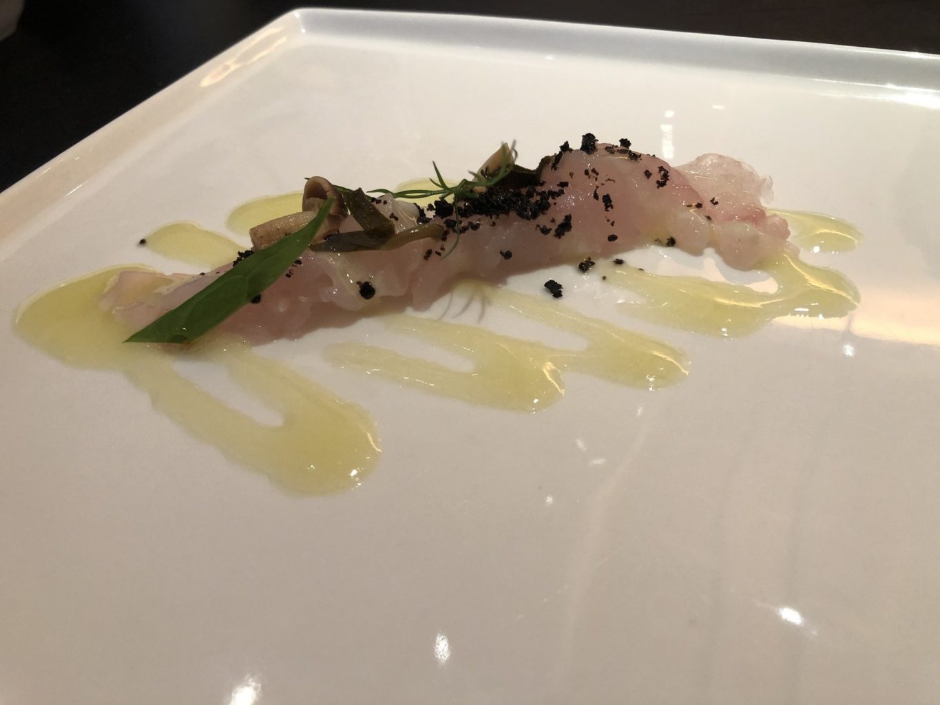Carpaccio di marmora, salsa alla cacciatora, polvere di olive nere e capperi.