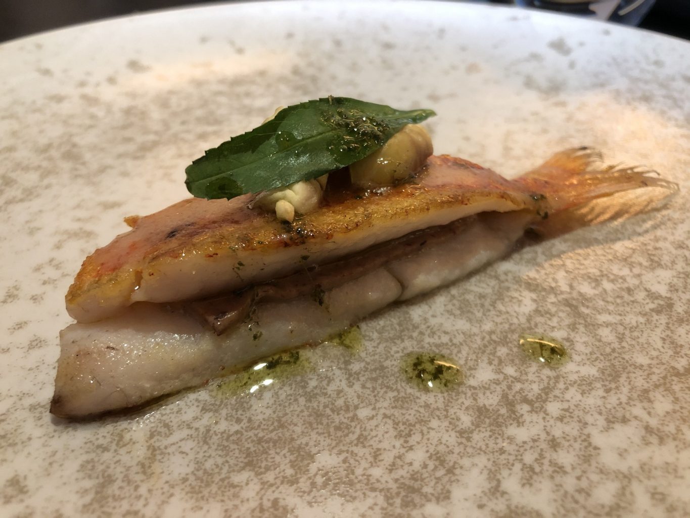 Triglia arrostita, foie gras, castagne e dragoncello.