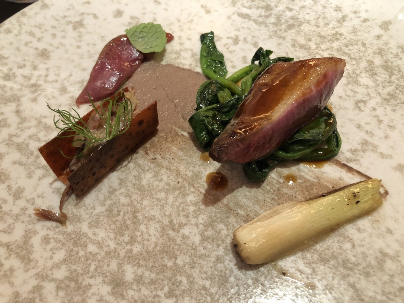Piccione: filetto al crudo con tacos della sua spalla, petto alla brace, cipollotto e spinaci di Giulio Terrinoni.