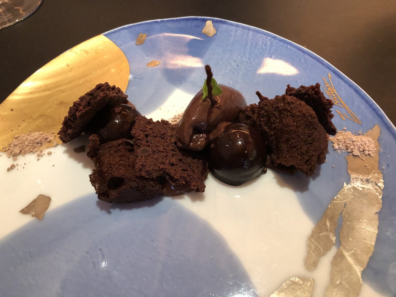 Tutto cioccolato (mousse al cioccolato, spugna al cacao, terra di cioccolato, biscotto di cioccolato salato).