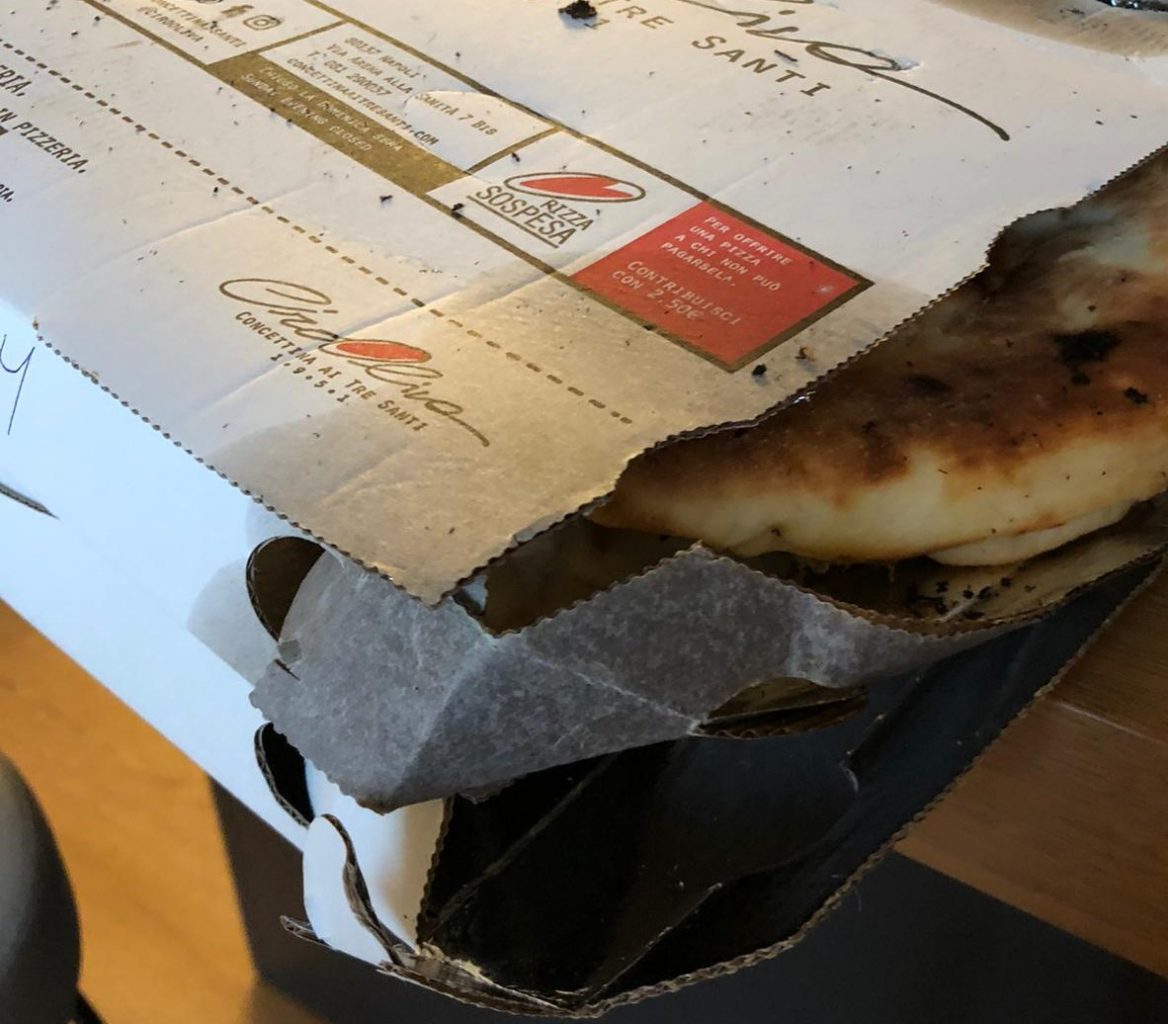 La pizza salsiccia e friarielli, con un qualche granello di terra della piantina di basilico, riversatasi nel trasporto.