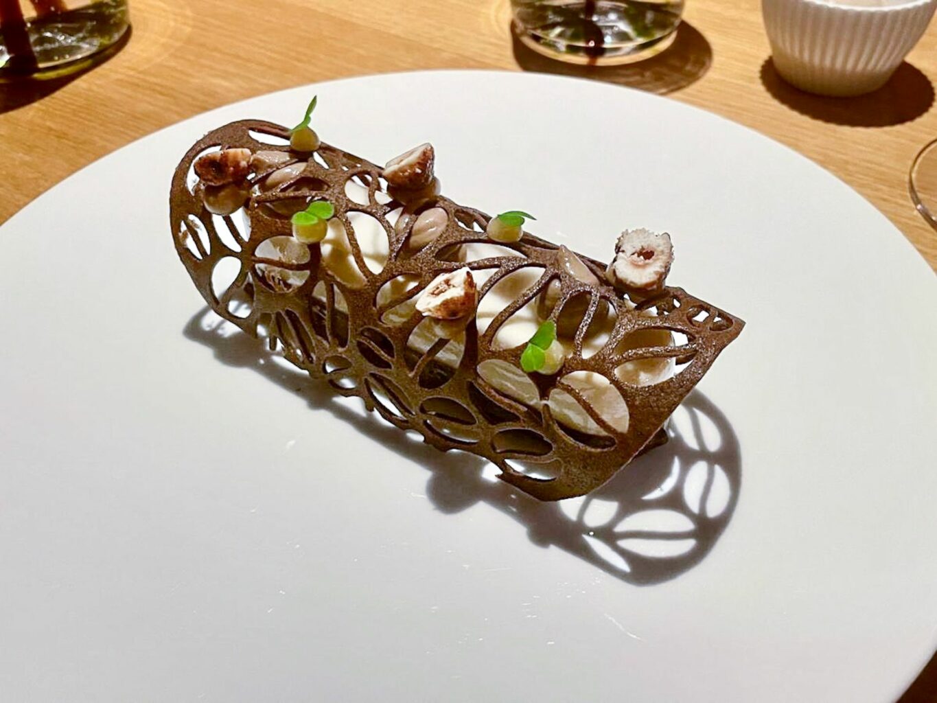 Cioccolato, nocciola, cardamomo e limone.