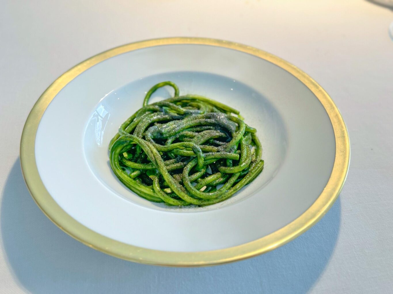 Spaghettone, cime di rapa e limone del ristorante Reale.