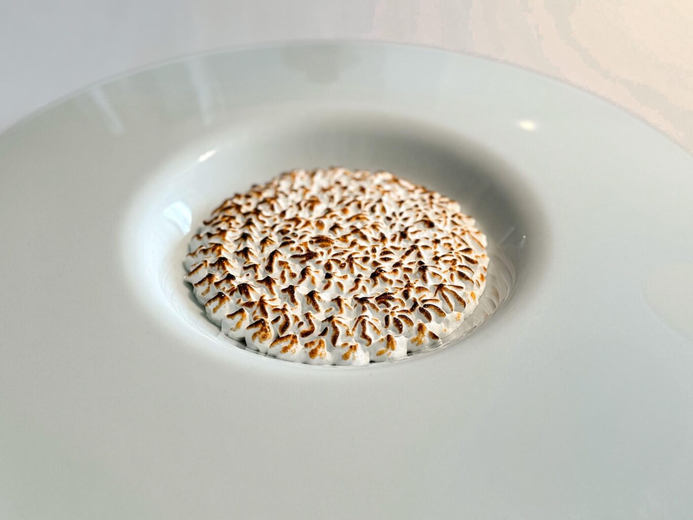 Meringa, lampone e mou del ristorante Reale.