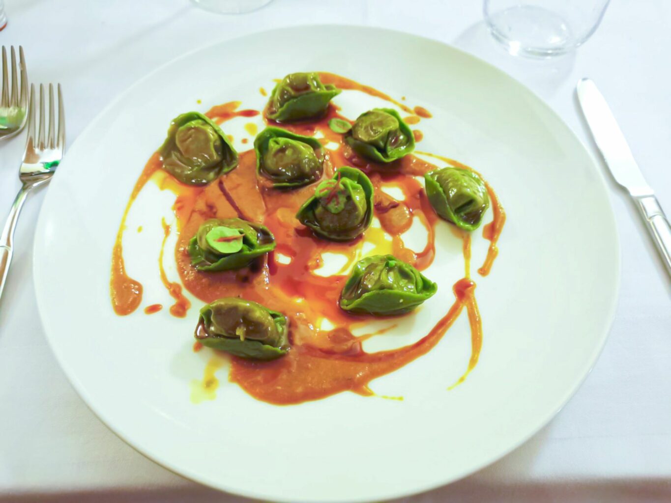 Agnolotti di fagiano, crema di patate, funghi e foie gras, salsa al ginepro della trattoria Ai Due Platani