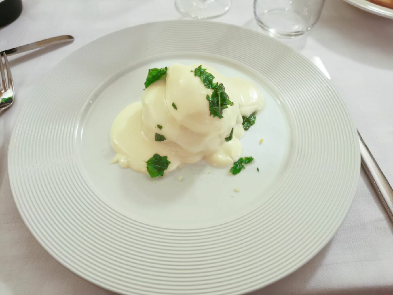 Uovo alla Benedict dei Due Platani: Pan Brioche, Spinaci, Spalla Cotta, Fonduta di Parmigiano