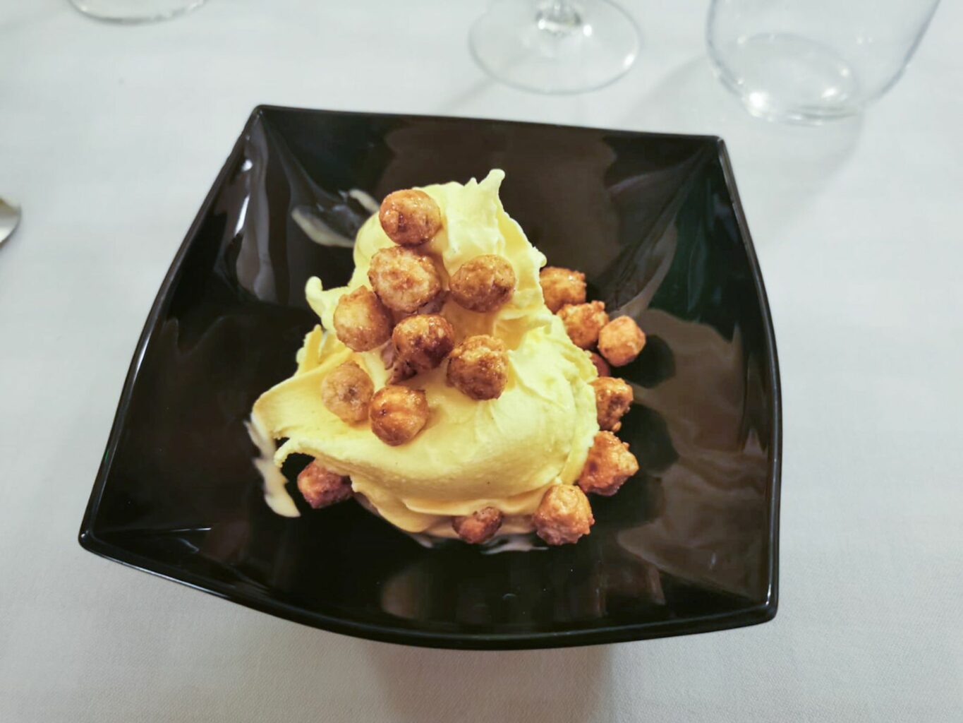 Gelato alla crema con nocciole pralinate