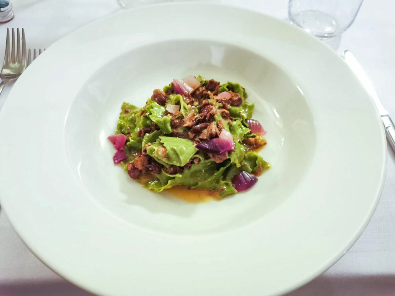 Tagliatelle Verdi ripiene di pecorino al ragù di Anatra (al coltello), cipolla rossa e rosmarino della trattoria Ai Due Platani