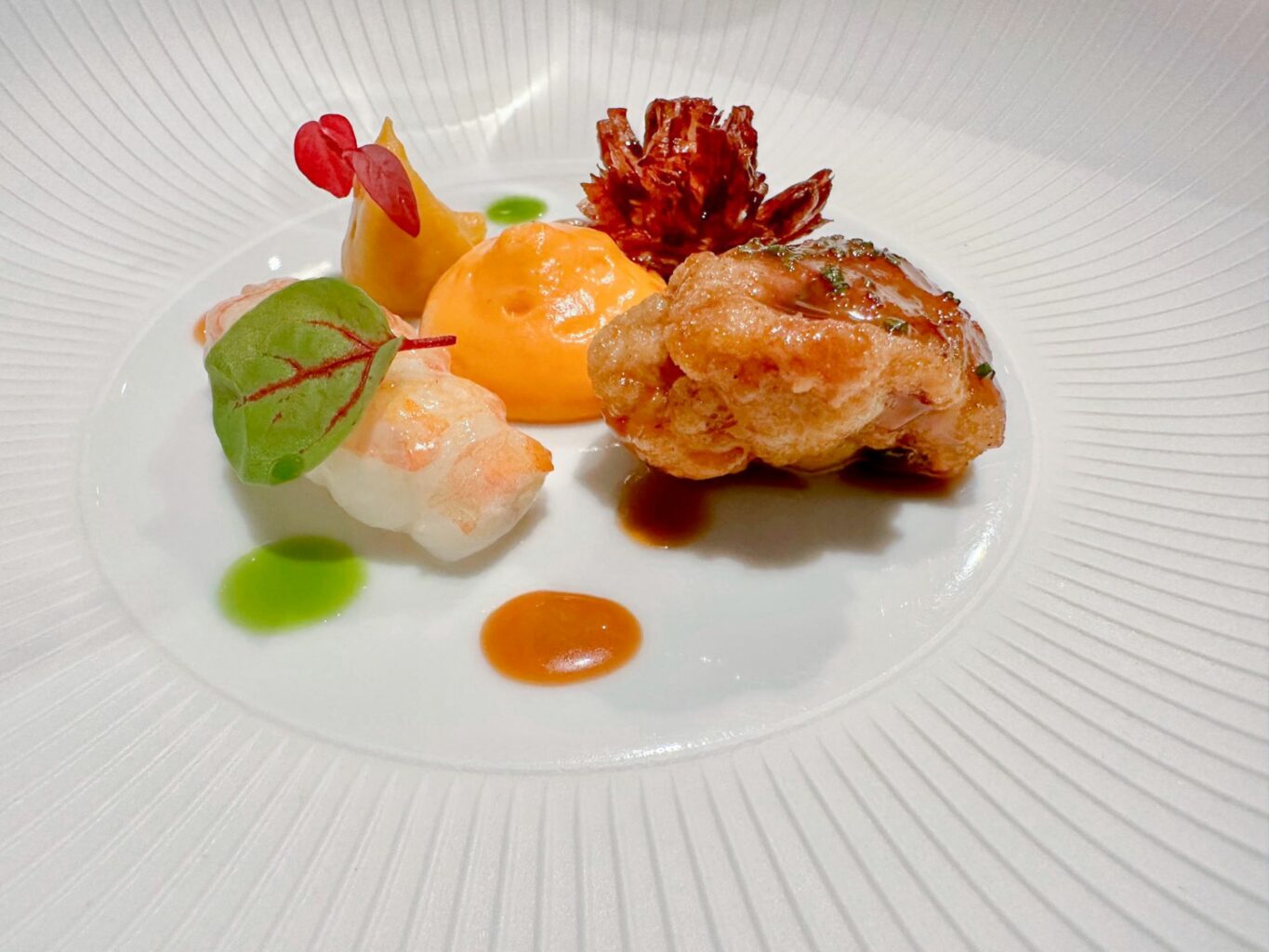 Animella croccante al rosmarino con scamponi di Santa Margherita, lampascioni, carota arrosto al cardamomo e salsa Choron