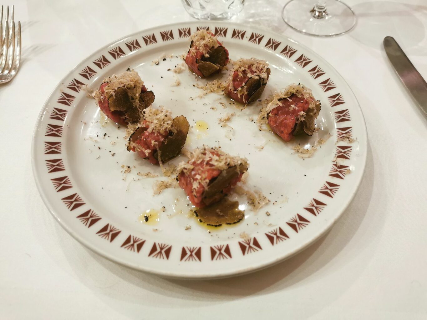 Battuta al coltello di bianca modenese con tartufo scorzone, scalogno, olio extravergine di Romagna della trattoria Da Amerigo