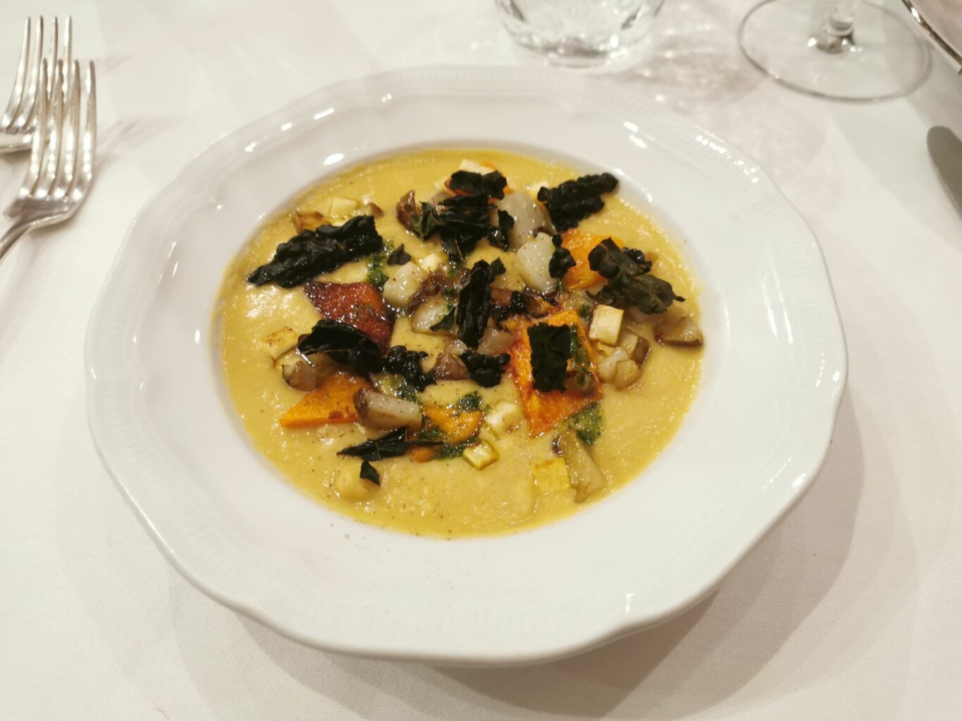 Zuppa di ceci, olio alle erbe, tuberi e verdure della trattoria Da Amerigo