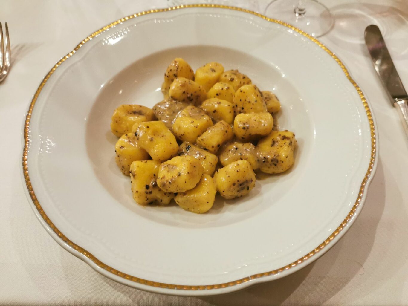 Gnocchi di patate ai due tartufi, marzuolo e scorzone della trattoria Da Amerigo