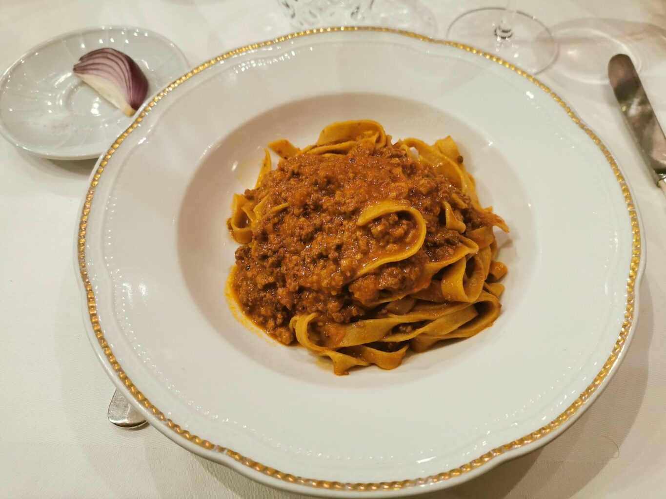 Tagliatelle al ragù con ingredienti 100% bolognesi della trattoria Da Amerigo