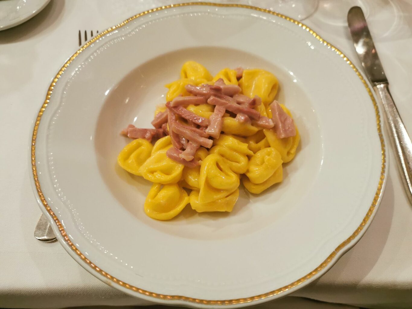 Tortellini ripieni di parmigiano reggiano con prosciutto di mora cotto nel forno a legna