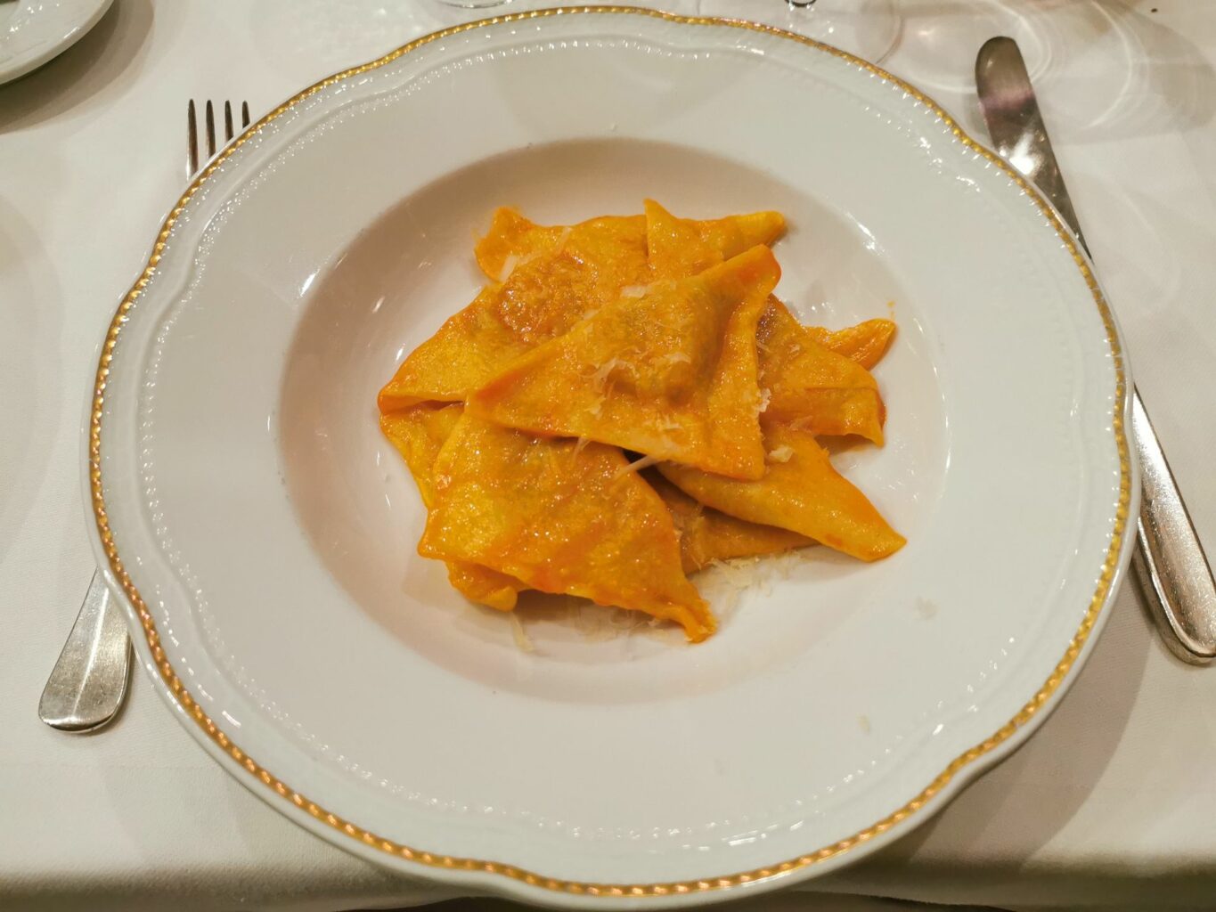 Ravioli di friggione con parmigiano reggiano 32 mesi di bianca modenese della trattoria Da Amerigo
