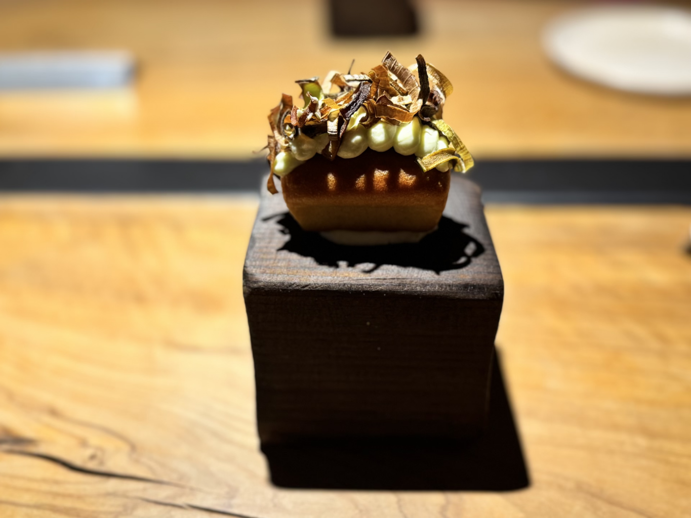 Il goloso benvenuto: pan brioche con porro in tre consistenze del ristorante Ausa