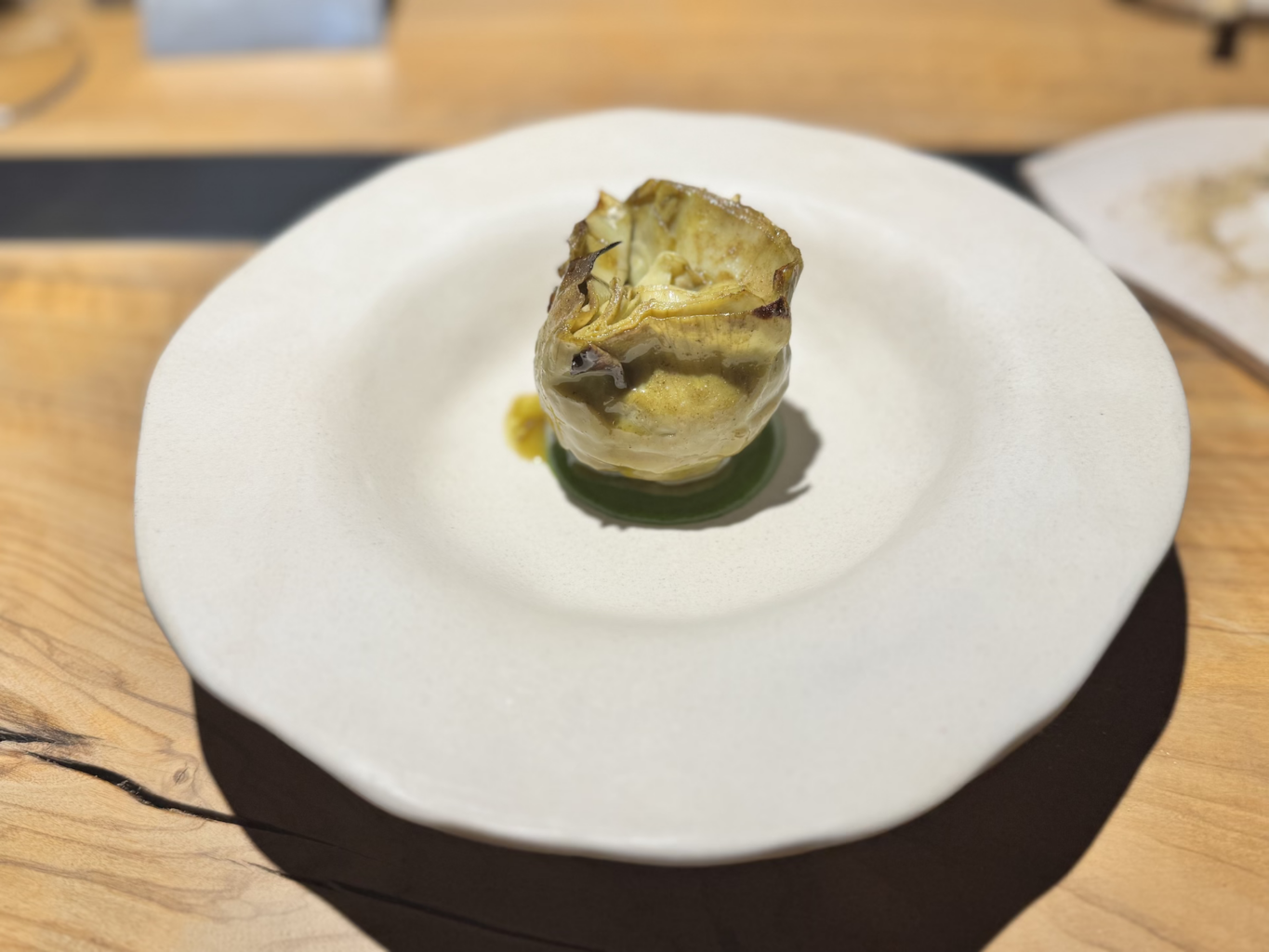 Carciofo, prezzemolo (alla base), capperi e olive nere del ristorante Ausa
