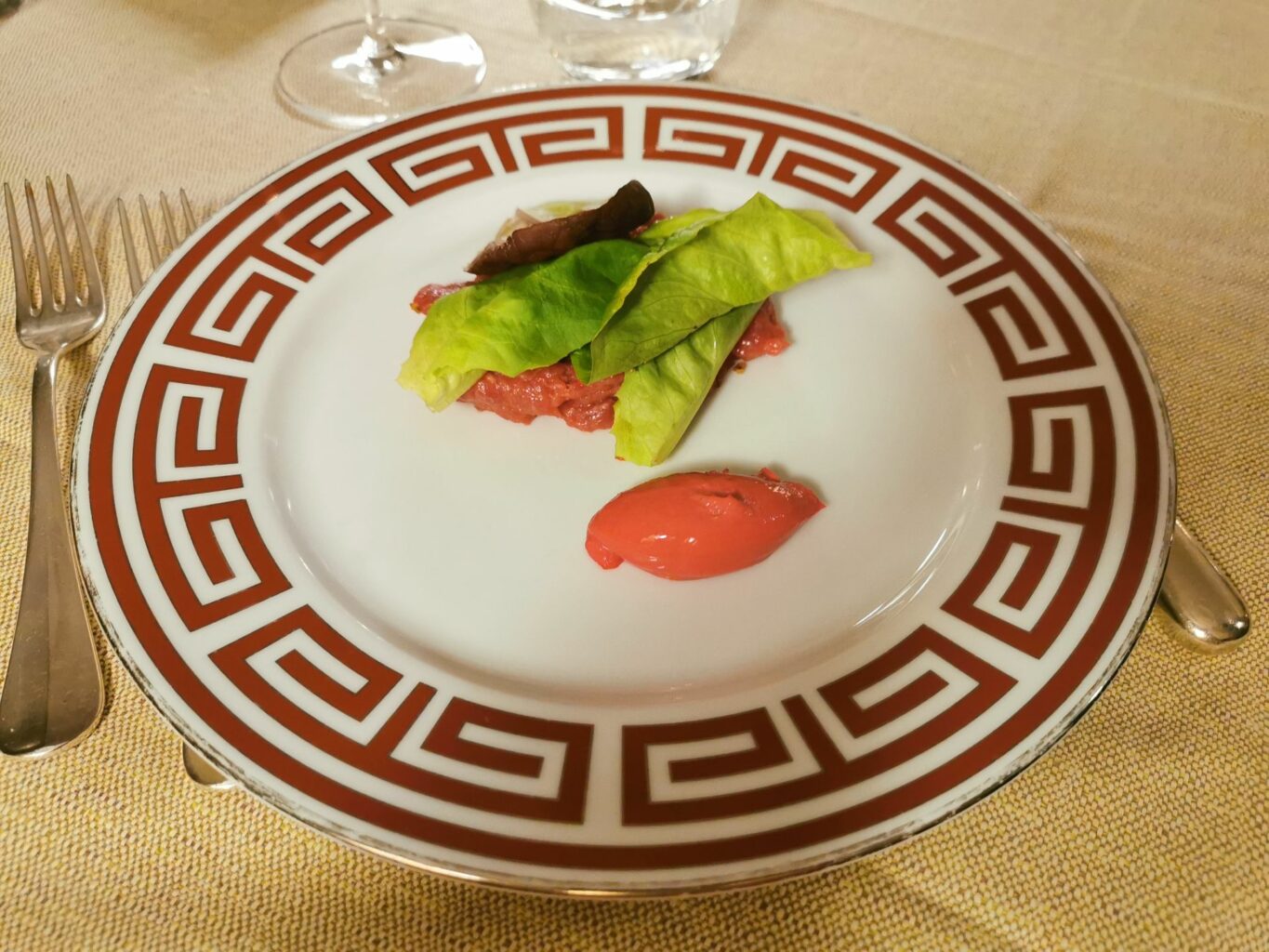 Battuta di manzo al coltello, pesto bolognese, bernese di rapa rossa e profumo di brace servito nel riestorante Al Cambio