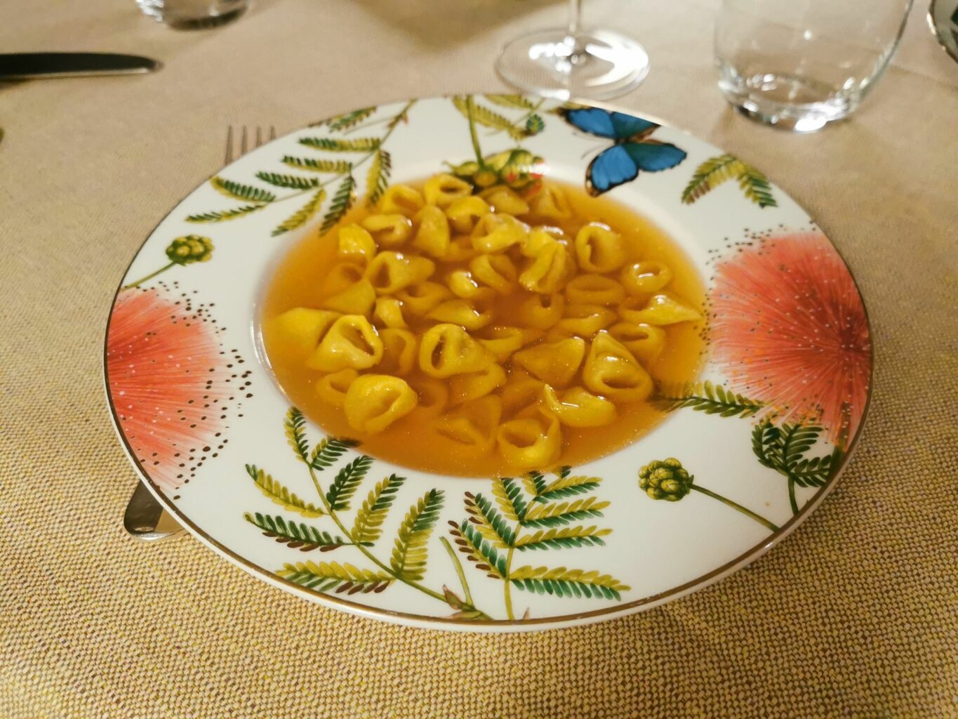 Tortellini in doppio brodo di carne