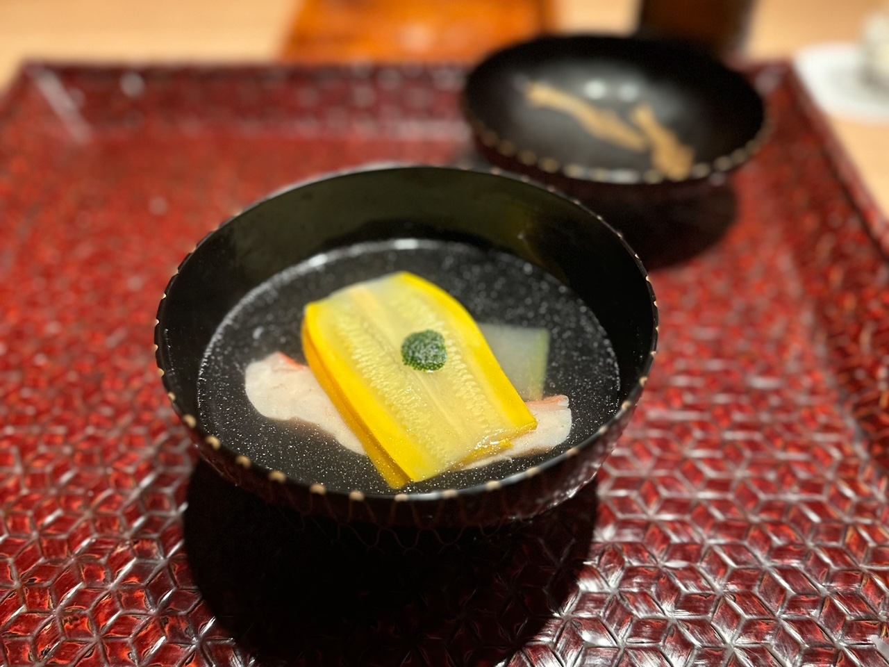Orata, melone invernale, zucchina e yuzu in zuppa di Kiyama.
