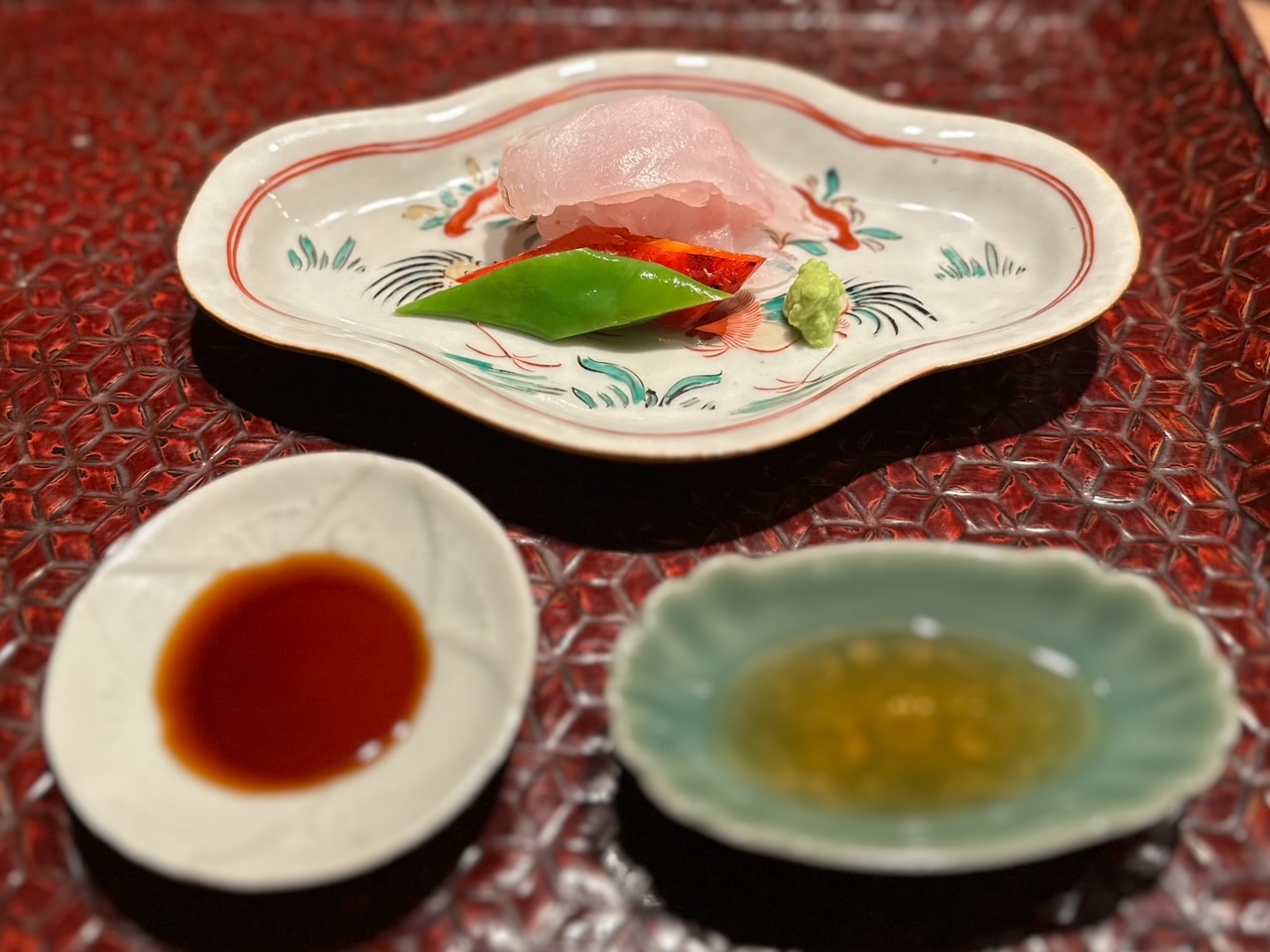 Sashimi del giorno. Pesce piatto con melone fermentato e peperoncino Manganji rosso.