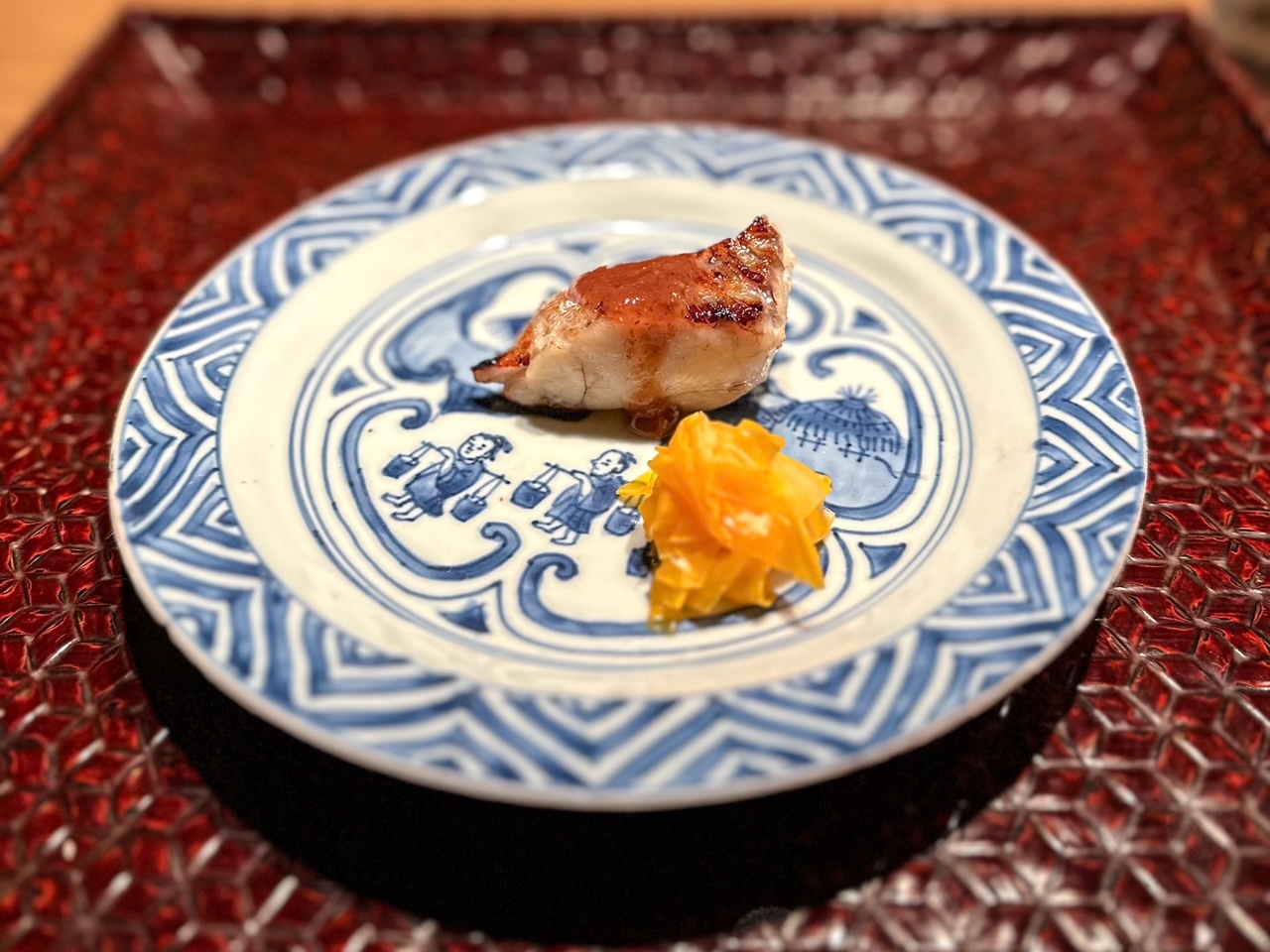 Cernia al carbone, salsa di aceto di fico, con colinky (piccola zucca) e tosazu di Kiyama.