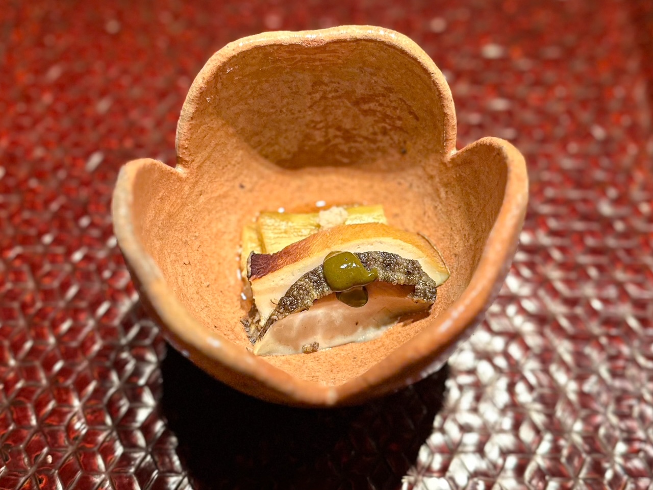 Abalone brasato e melanzana al forno con salsa di zenzero e fegato d'abalone.