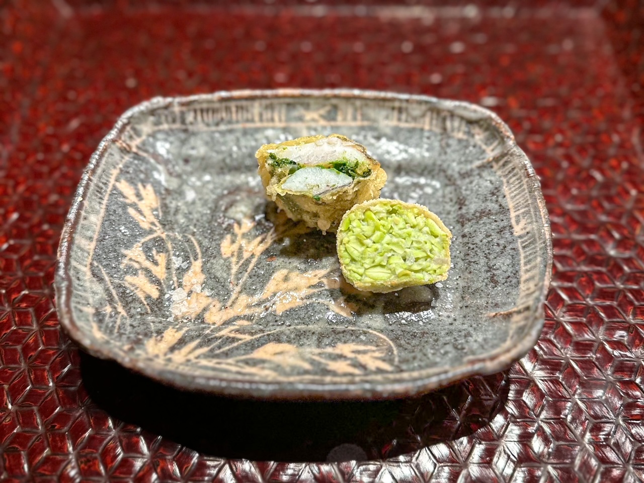 Tempura di pesce e miso Tade. Edamame fritto in briciole di riso di Kiyama
