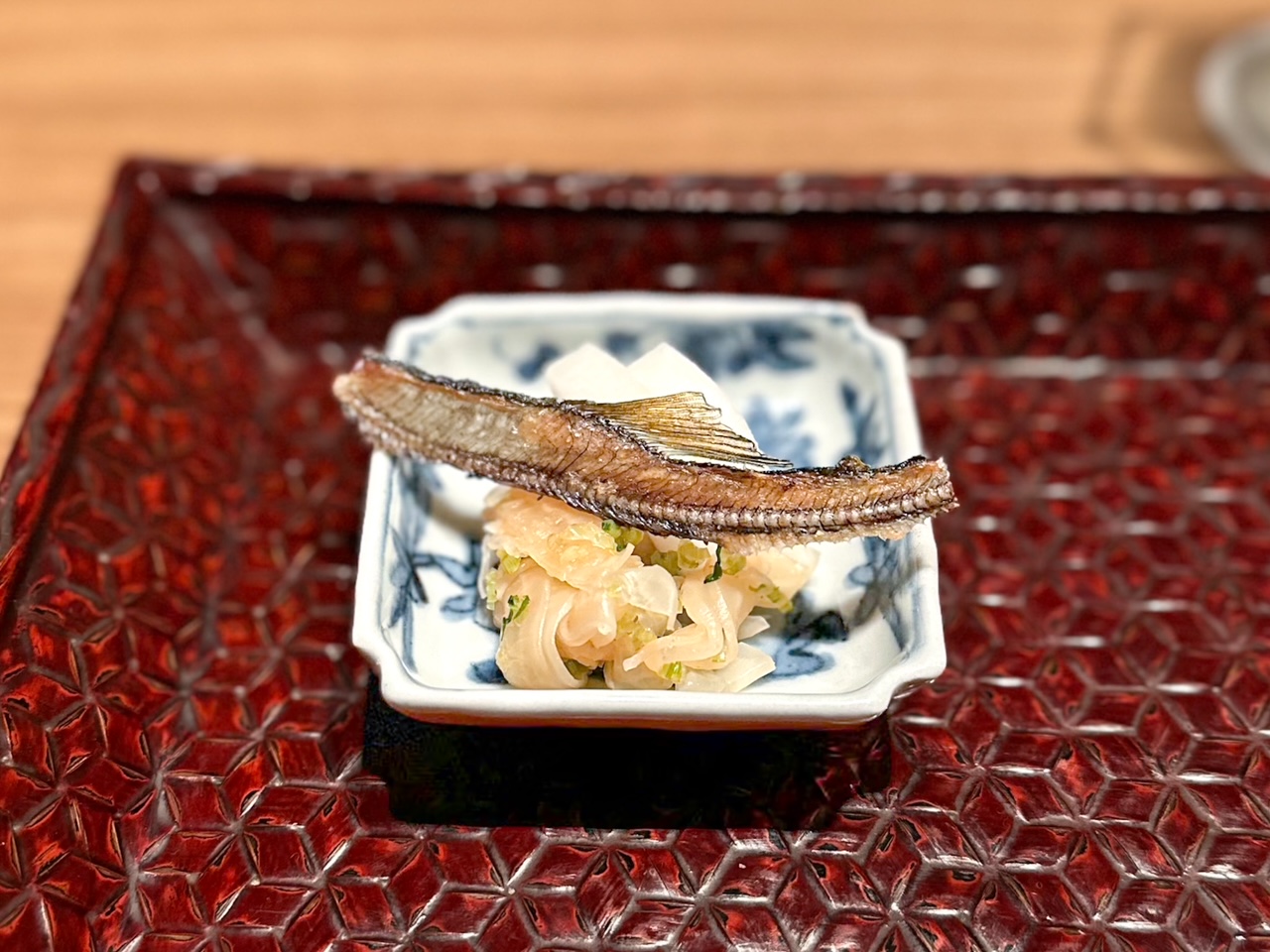 Ayu essiccato fritto con germogli di daikon e gambo di taro.