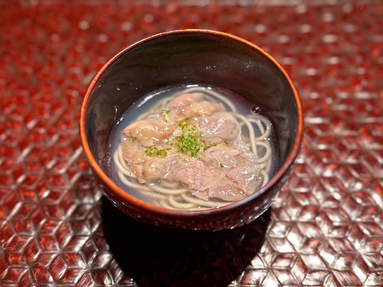 Ramen in brodo di vongole e manzo.