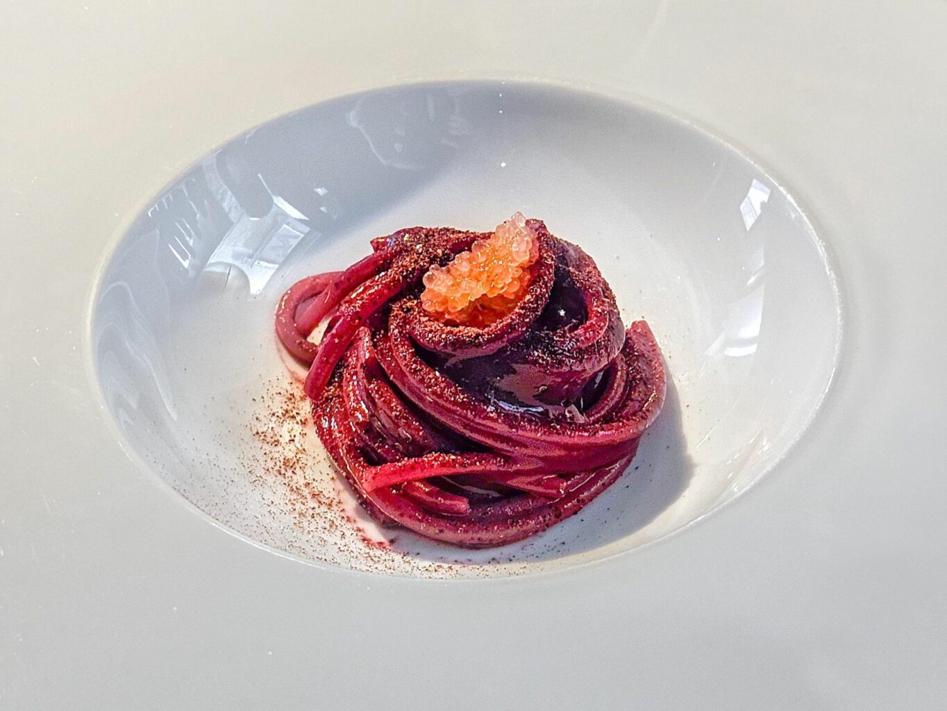 Spaghetti tiepidi, radicchio, pepe rosa, caviar lime