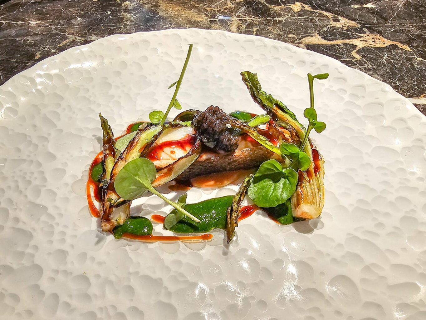 Branzino, cicorietta, caviale del ristorante Wisteria