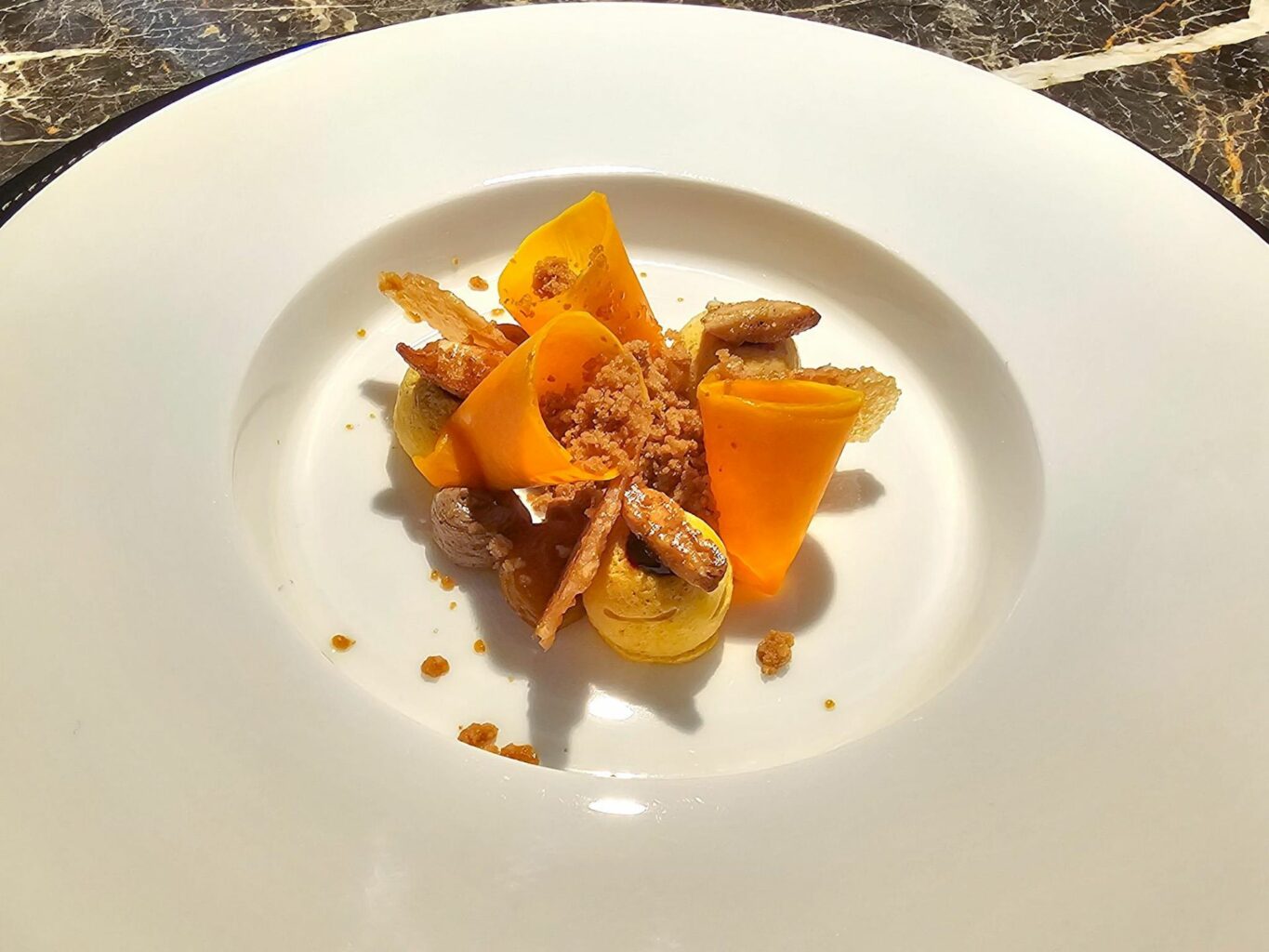 Il piatto Zucca, liquirizia, mandorle del ristorante Wisteria
