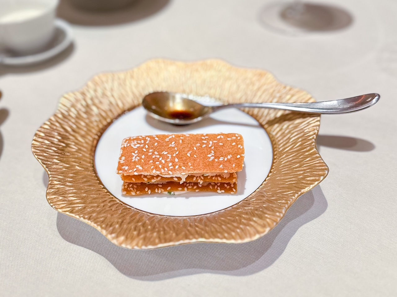 Il sempre eccellente Wafer... tartare di branzino, caprino, liquirizia, servito al ristorante 12 apostoli