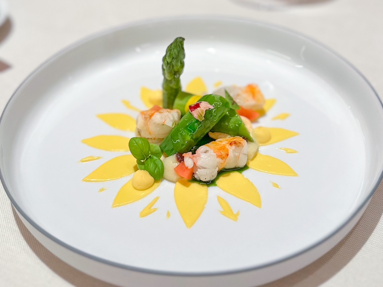 Bouquet d'asparagi, scampo e cremoso al vermouth dry del ristorante 12 apostoli
