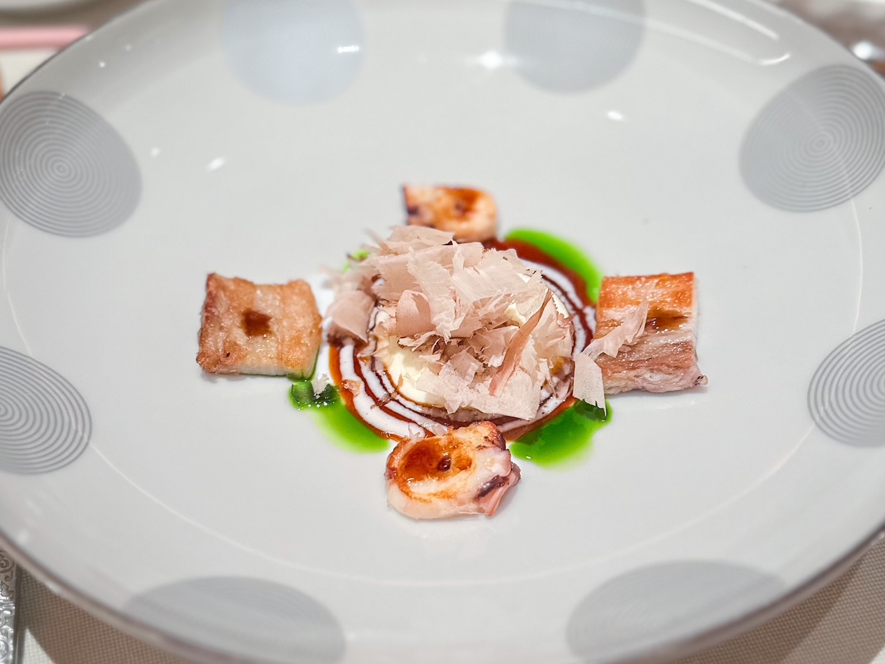 Pancia di maiale al limone, polpo al tosazu, salsa BBQ, katsuobushi del ristorante 12 apostoli.