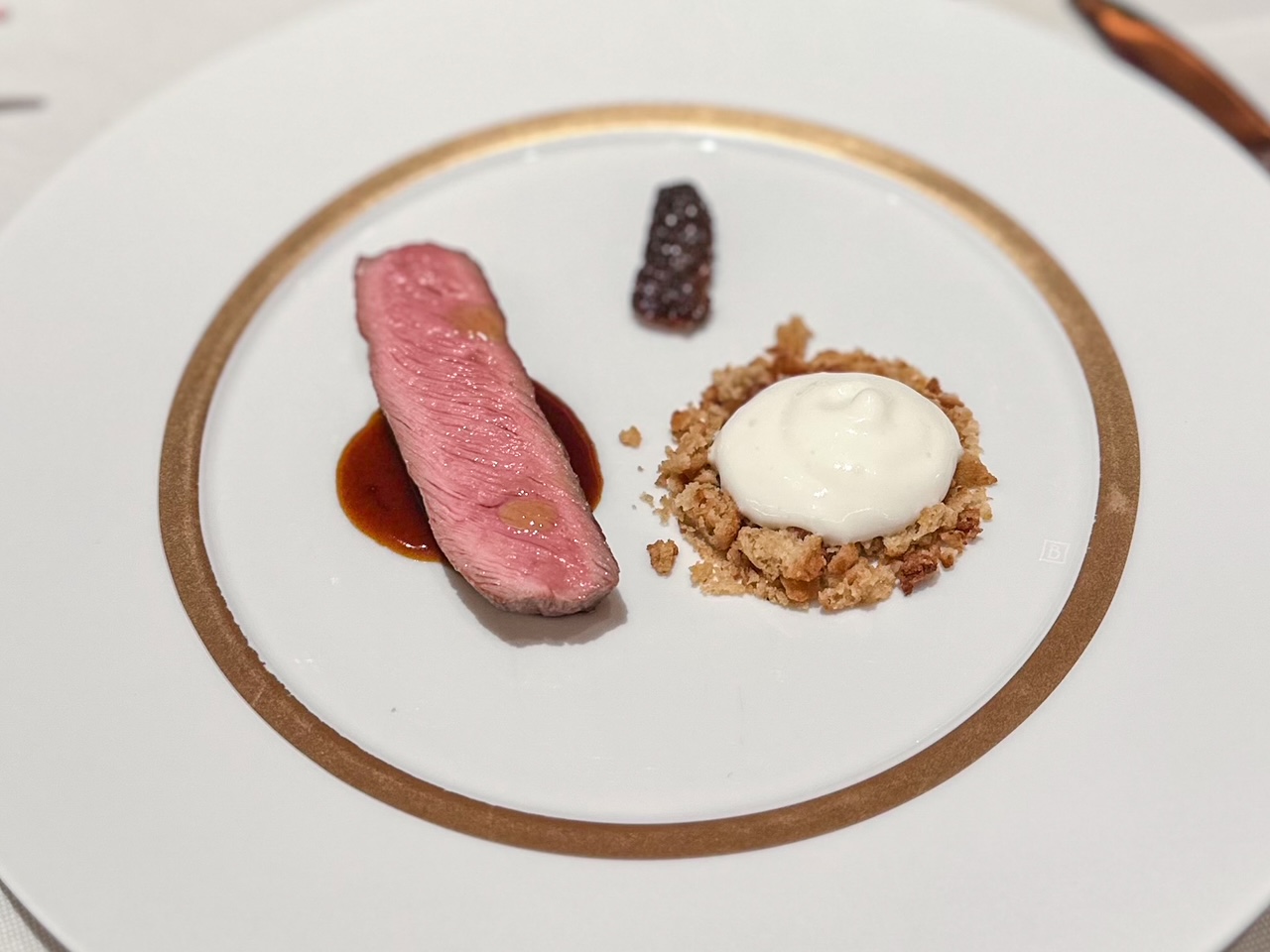 Agnello, crumble di animelle, aglio orsino, kefir del ristorante 12 apostoli