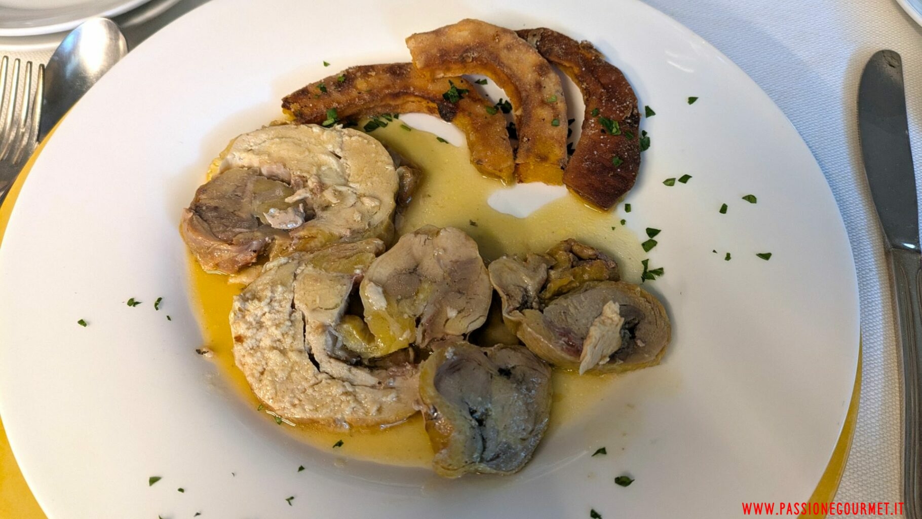 Faraona arrotolata al forno e nistole di zucca.